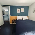 Peaceful Room On A Houseboat In The City Centre
