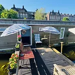 Peaceful Room On A Houseboat In The City Centre