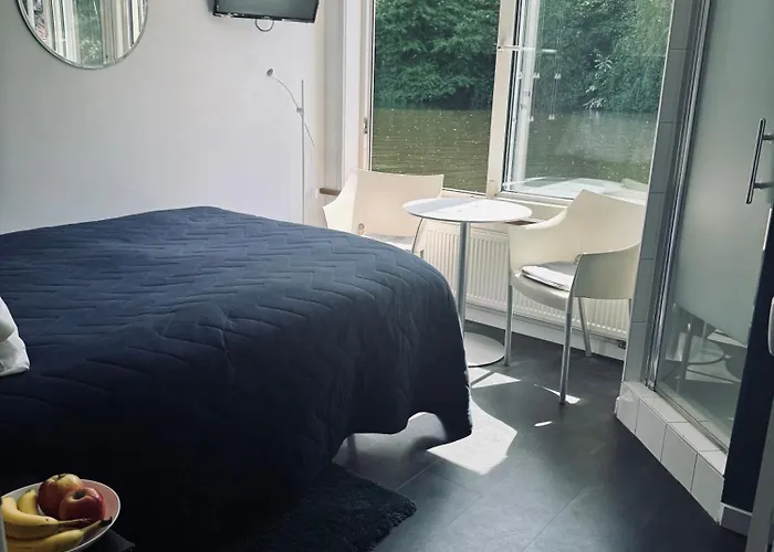 Peaceful Room On A Houseboat In The City Centre